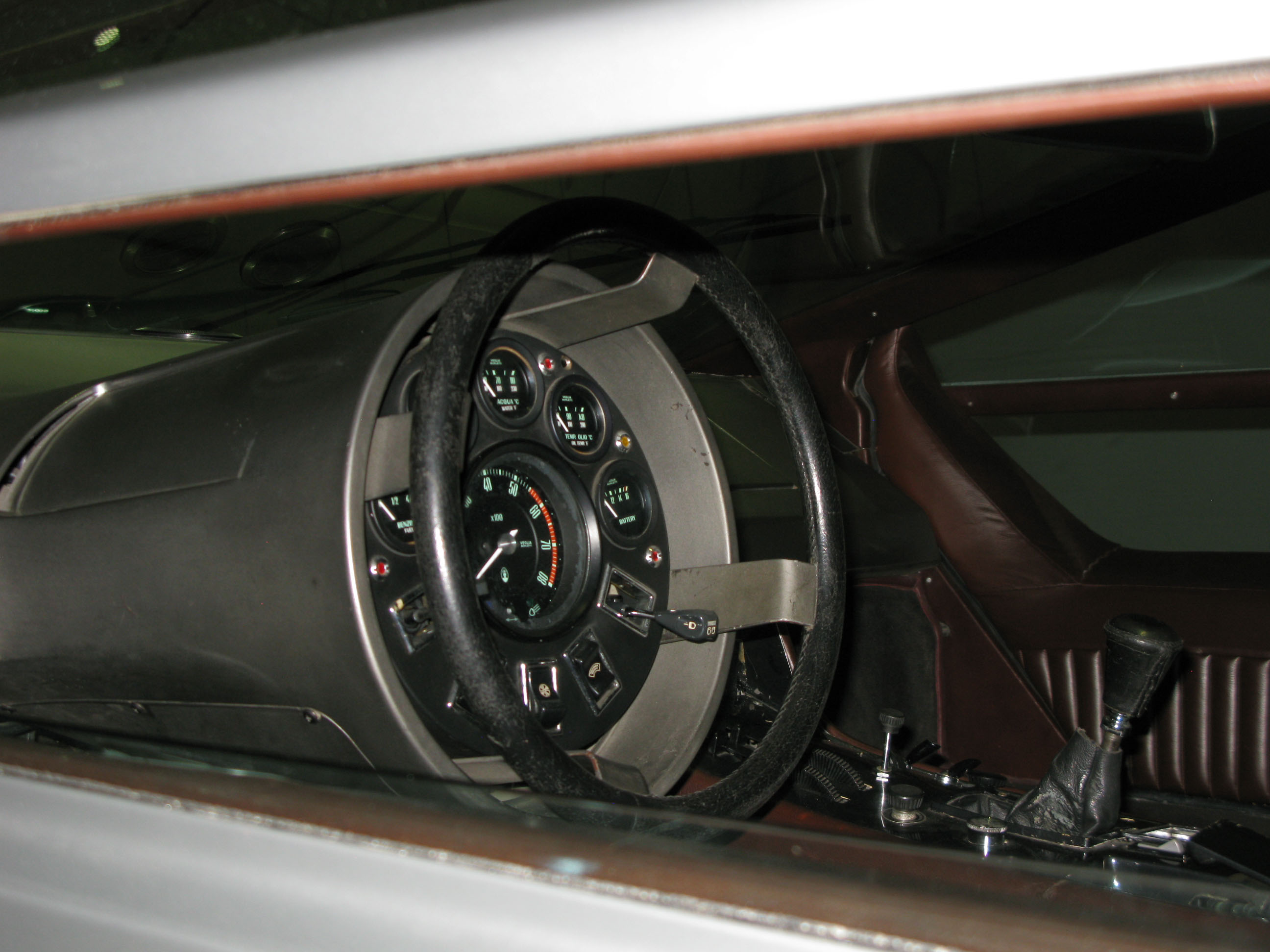 Maserati_Boomerang_steering_wheel.jpg
